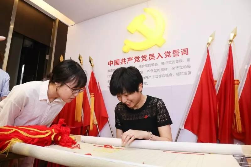 房子装修完业主疑似赖账不付钱，工人一气之下砸毁了吊顶，业主为何不付钱？游戏画面